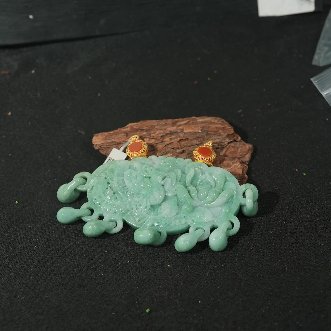 12.12香港王老板-翡翠吊坠k1035