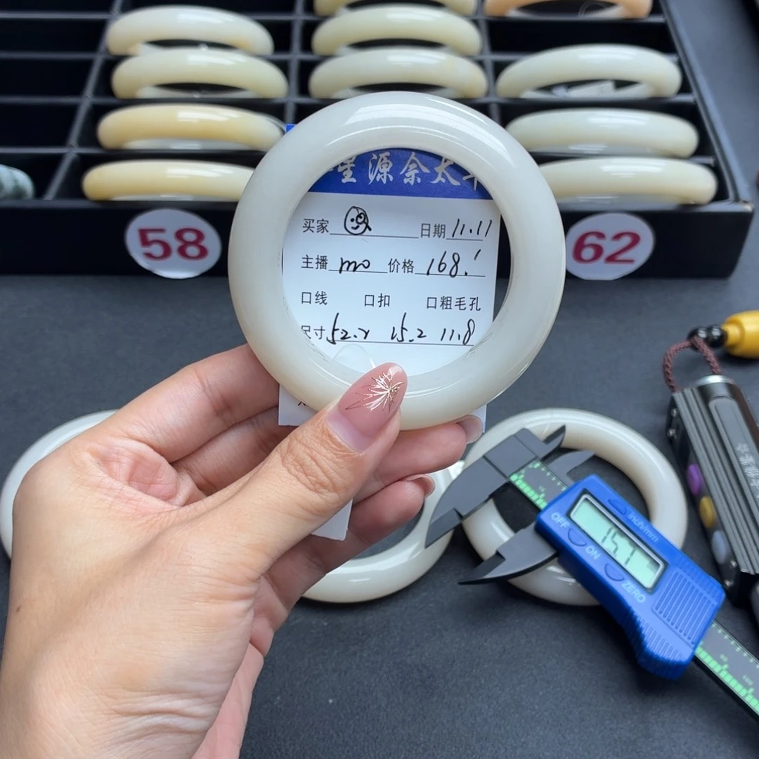 ****石英岩玉未镶嵌手镯