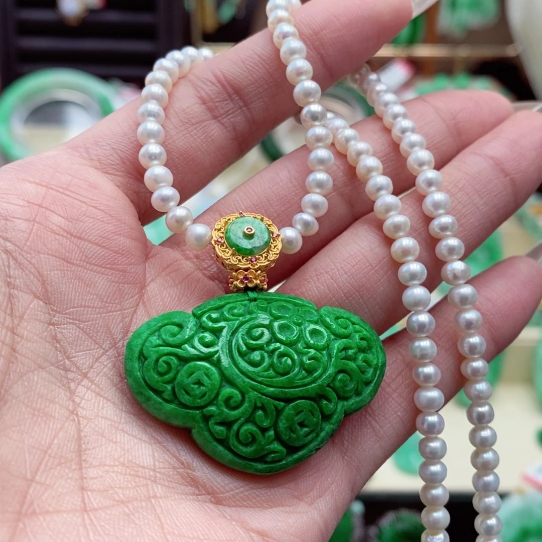 颈饰未镶嵌翡翠燕**姐翡翠吊坠