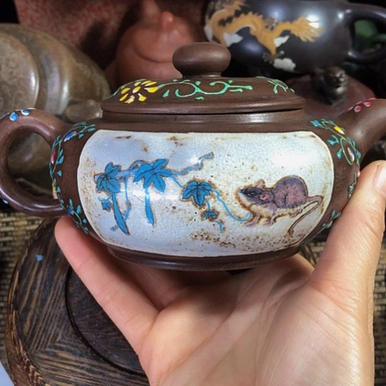 茶壶紫砂原矿泥料手工制作的一把紫砂壶。