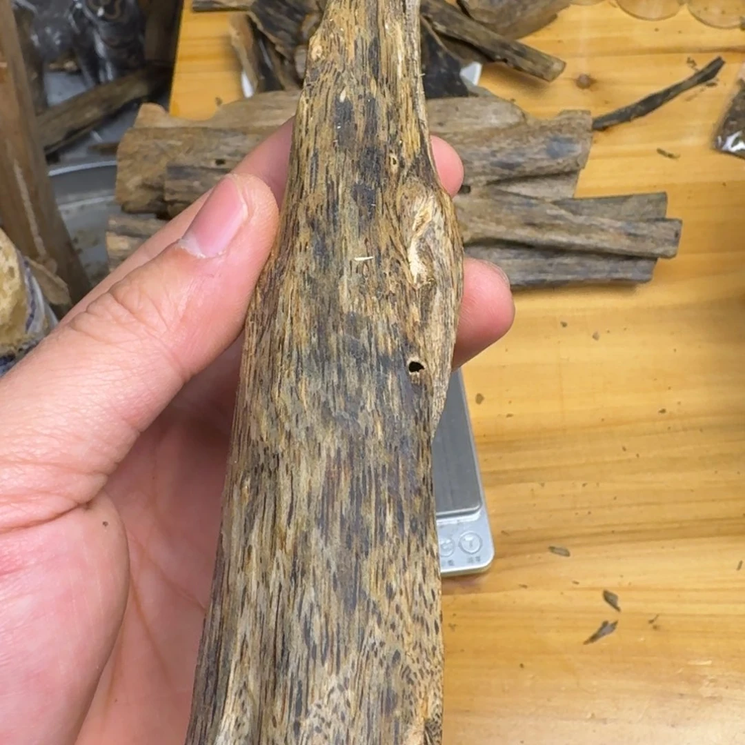 沉香手把件块料白棋品种虫漏35克