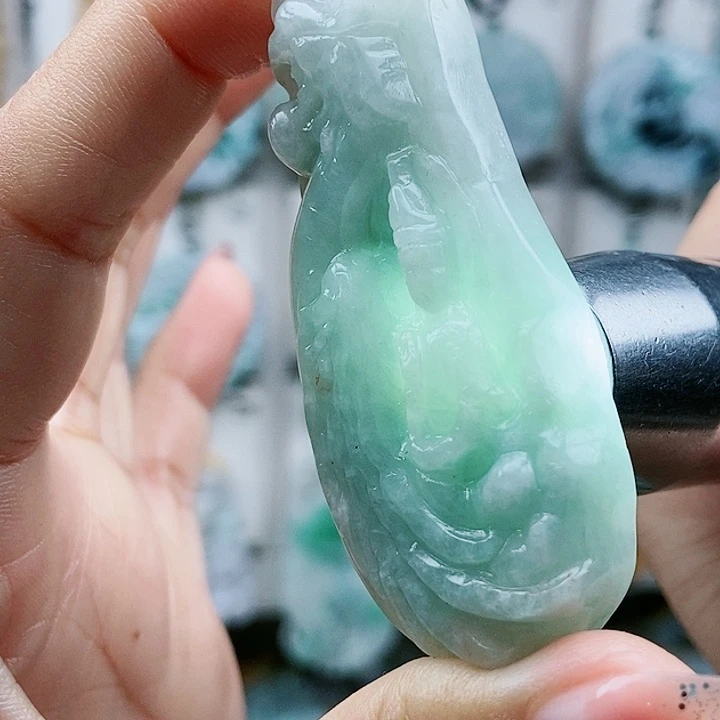 颈饰足铂镶嵌翡翠翡翠