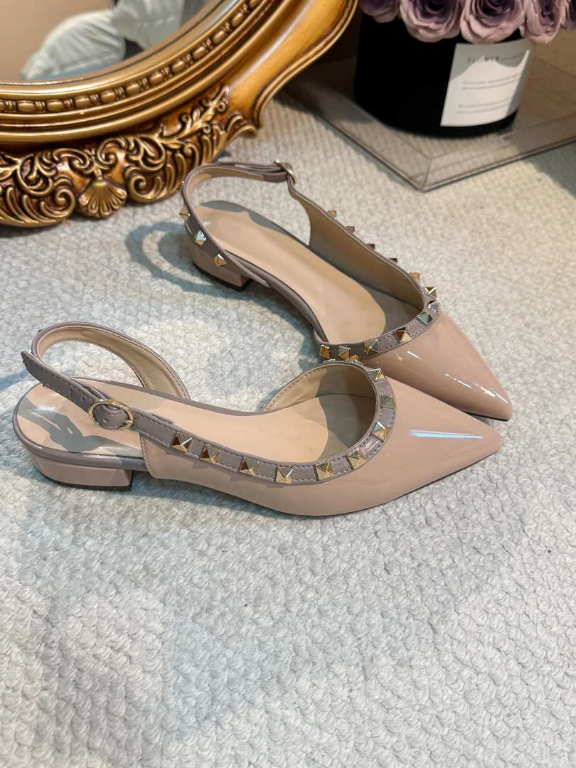 万年经典款！现货2025春夏季新款铆钉凉鞋女裸色尖头粗跟女鞋