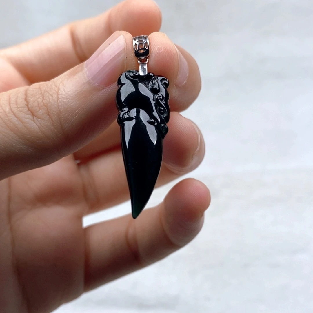 颈饰未镶嵌翡翠龙牙