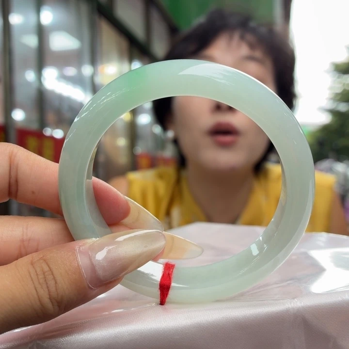 刘***呀未镶嵌手镯翡翠意向金