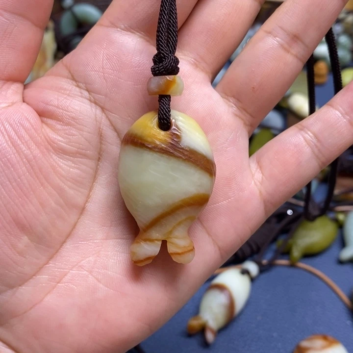 蛇纹石玉未镶嵌颈饰