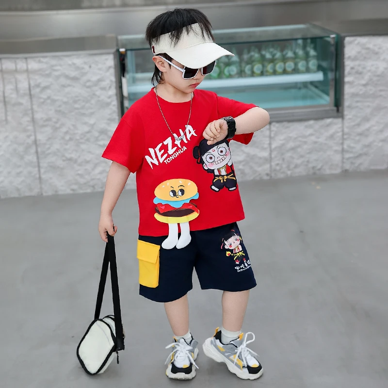 哪吒衣服男小童夏季短袖汉堡套装2025新款帅气时髦宝宝薄款两件套