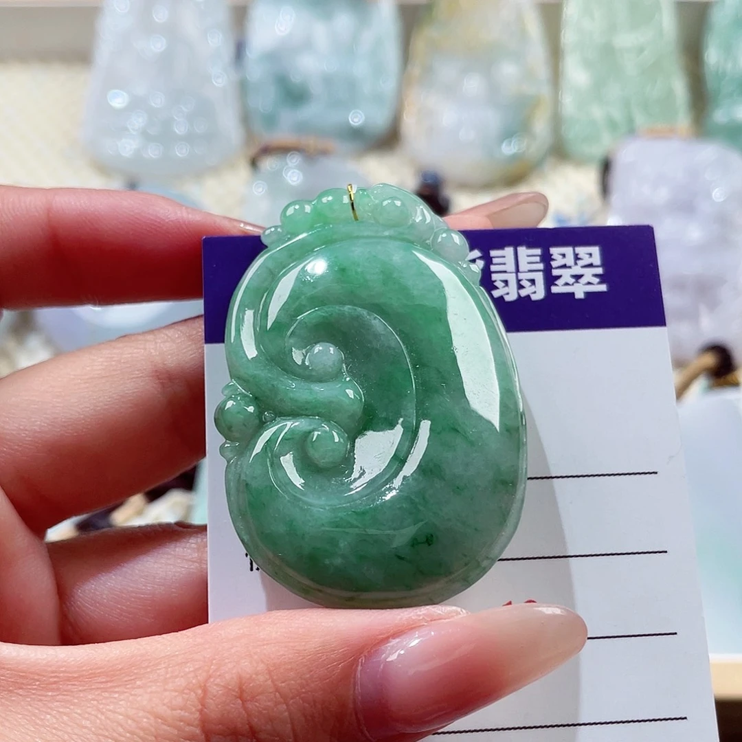 翡翠未镶嵌颈饰如意