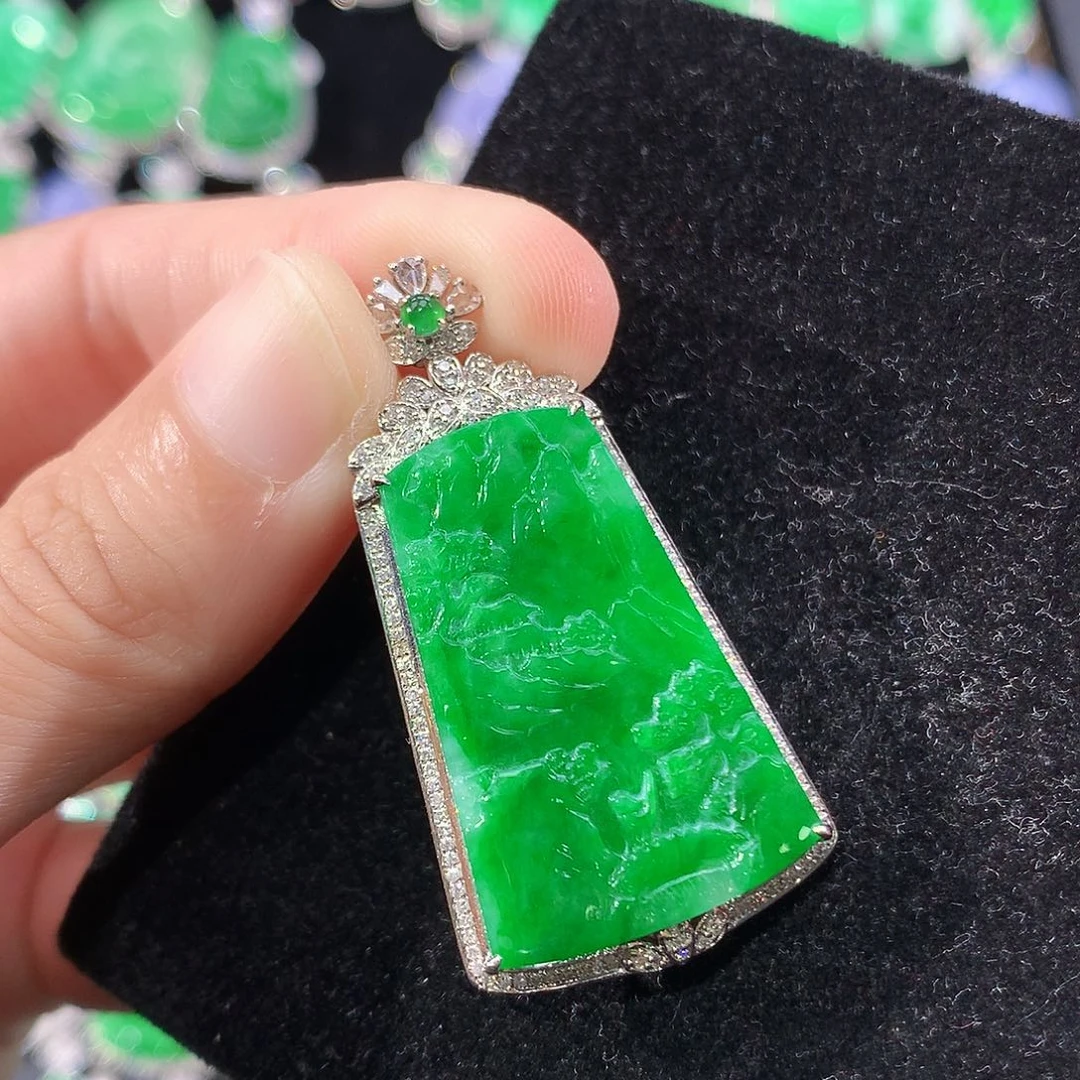 翡翠18K金镶嵌颈饰