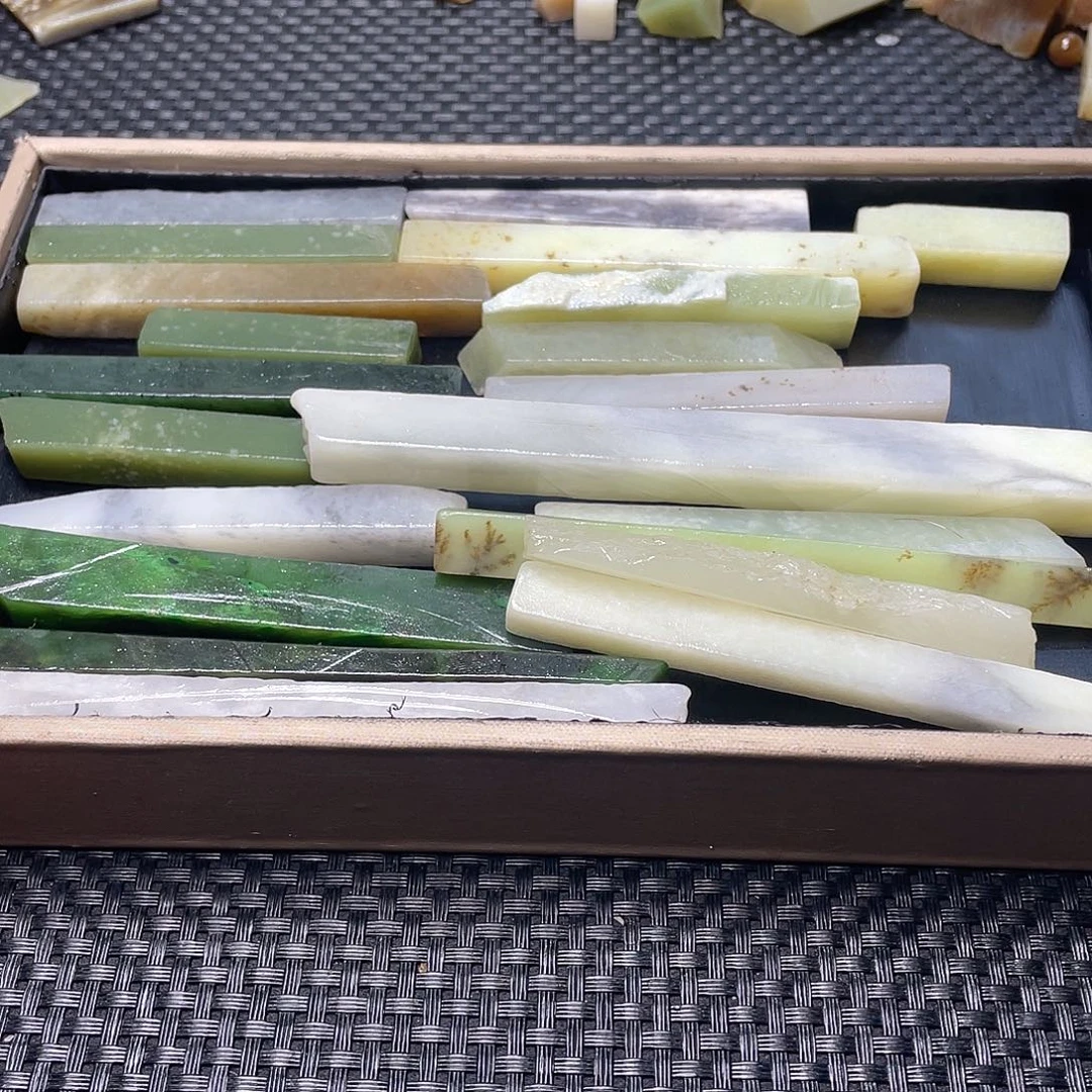 小***滴和田玉（糖玉）未镶嵌珠宝半成品