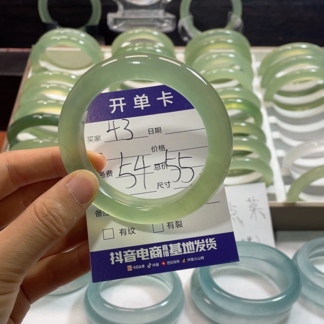 蛇纹石玉未镶嵌手镯两**象
