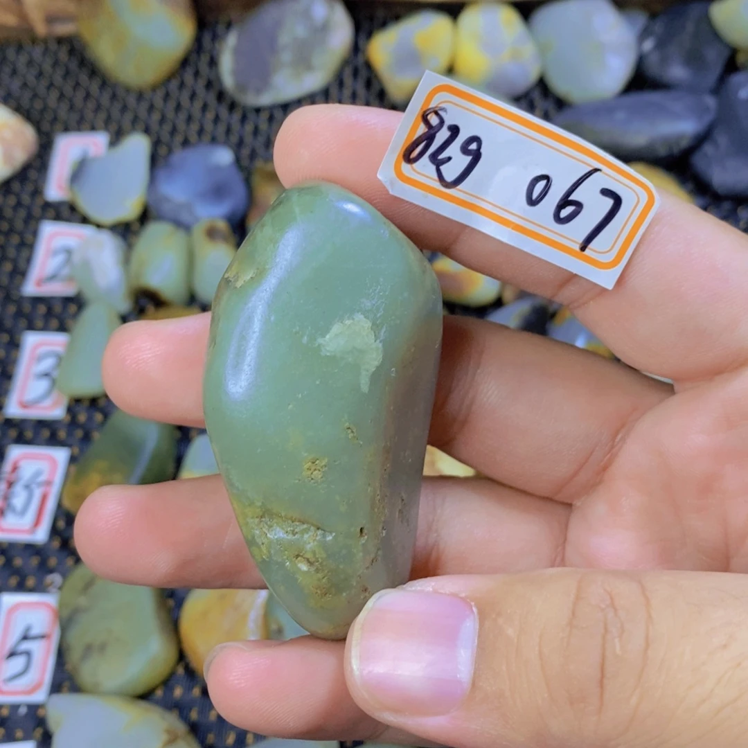 颈饰未镶嵌和田玉（糖玉）