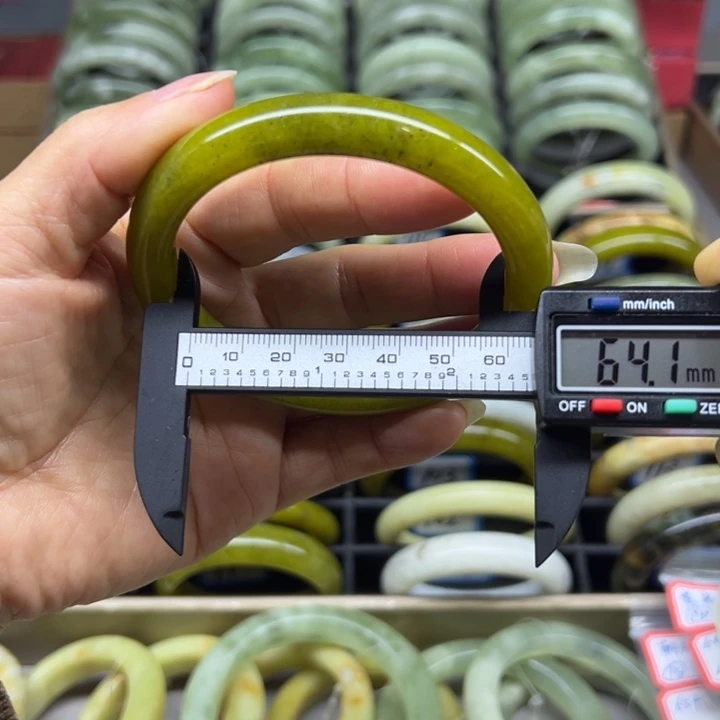 蛇纹石玉未镶嵌手镯100