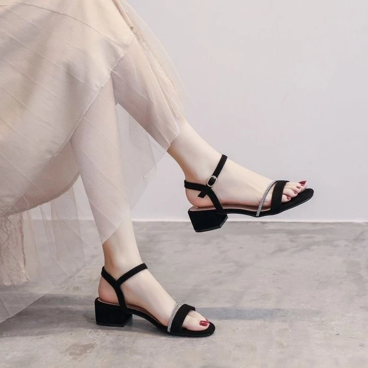 甄选真皮凉鞋女夏季2025年新款时装百搭中跟粗跟一字带仙女风水钻