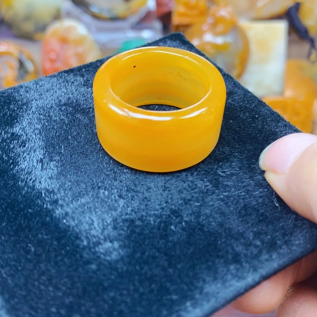 未镶嵌石英质玉（黄龙玉）颈饰