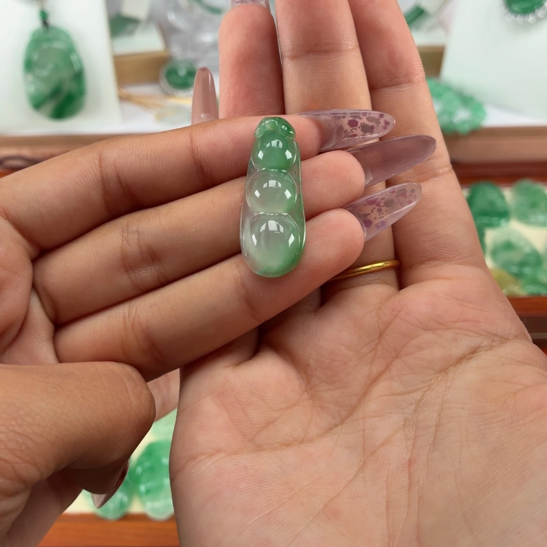 石英质玉（非洲翠）未镶嵌颈饰豆子