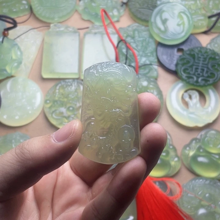 蛇纹石玉未镶嵌颈饰