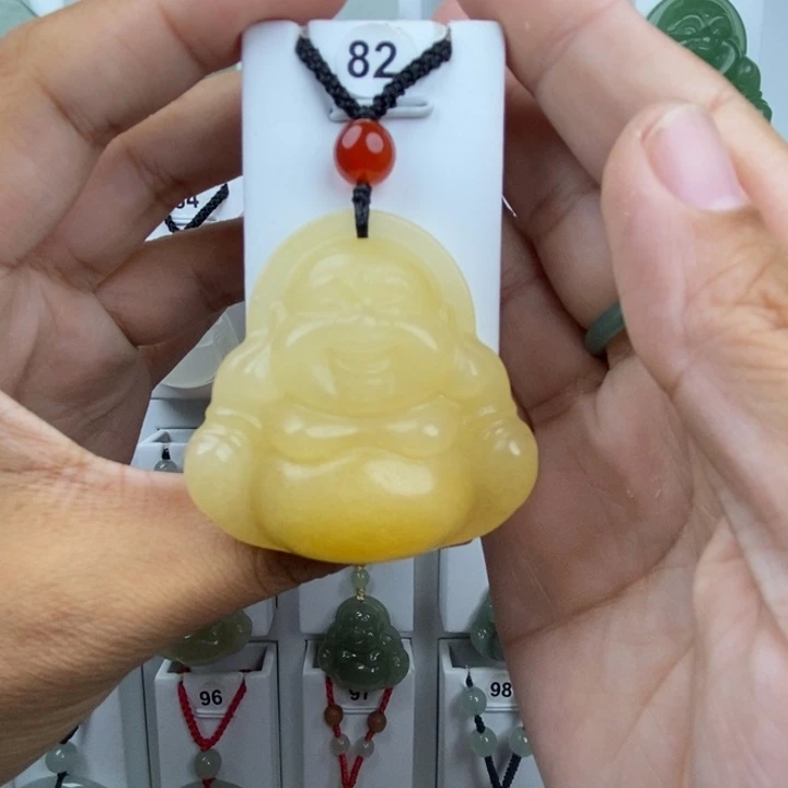 陈***桃石英质玉未镶嵌颈饰