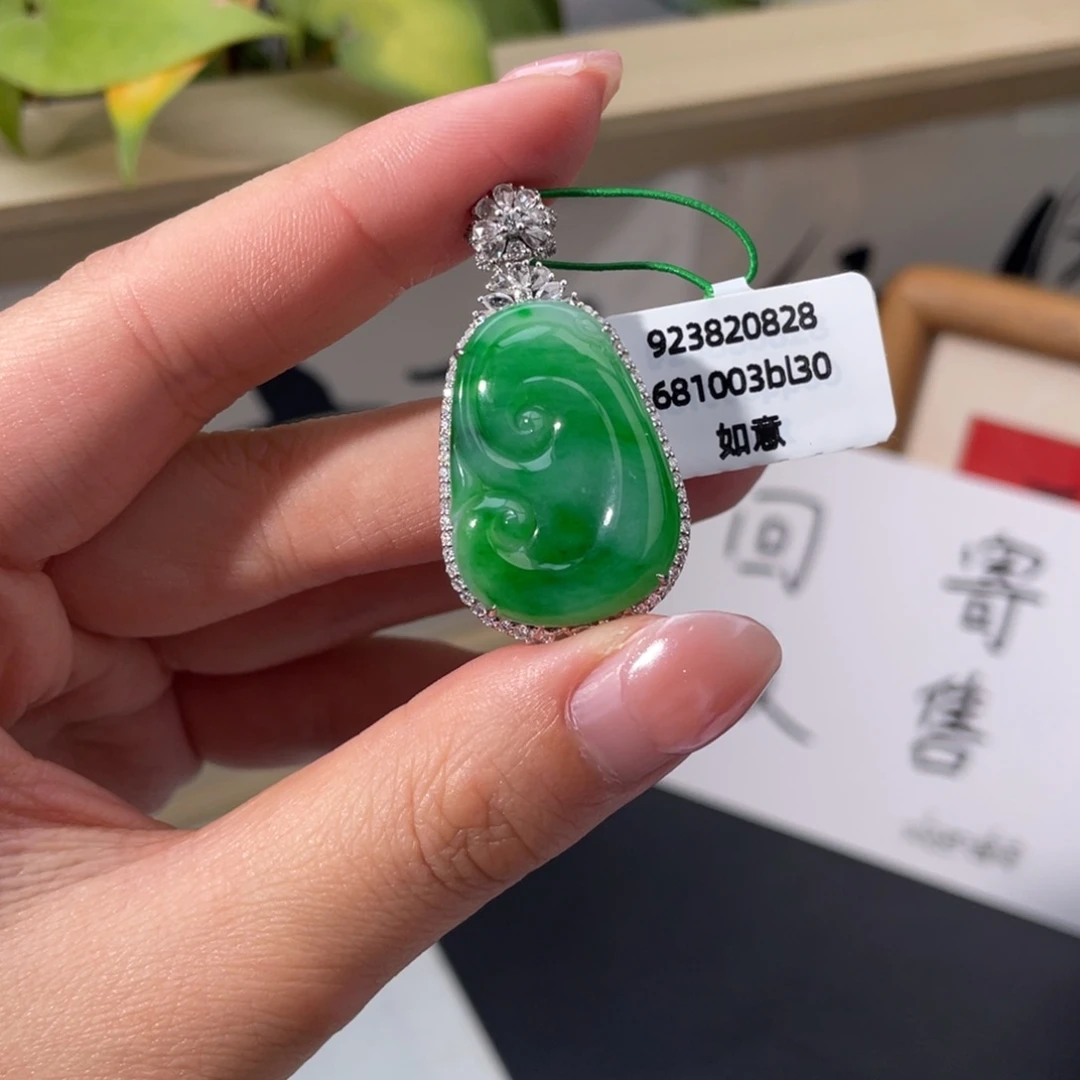 翡翠18K金镶嵌颈饰辣色如意