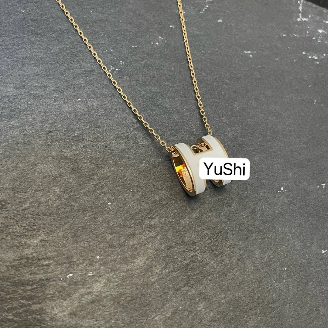 白色小H项链设计轻奢气质 8670