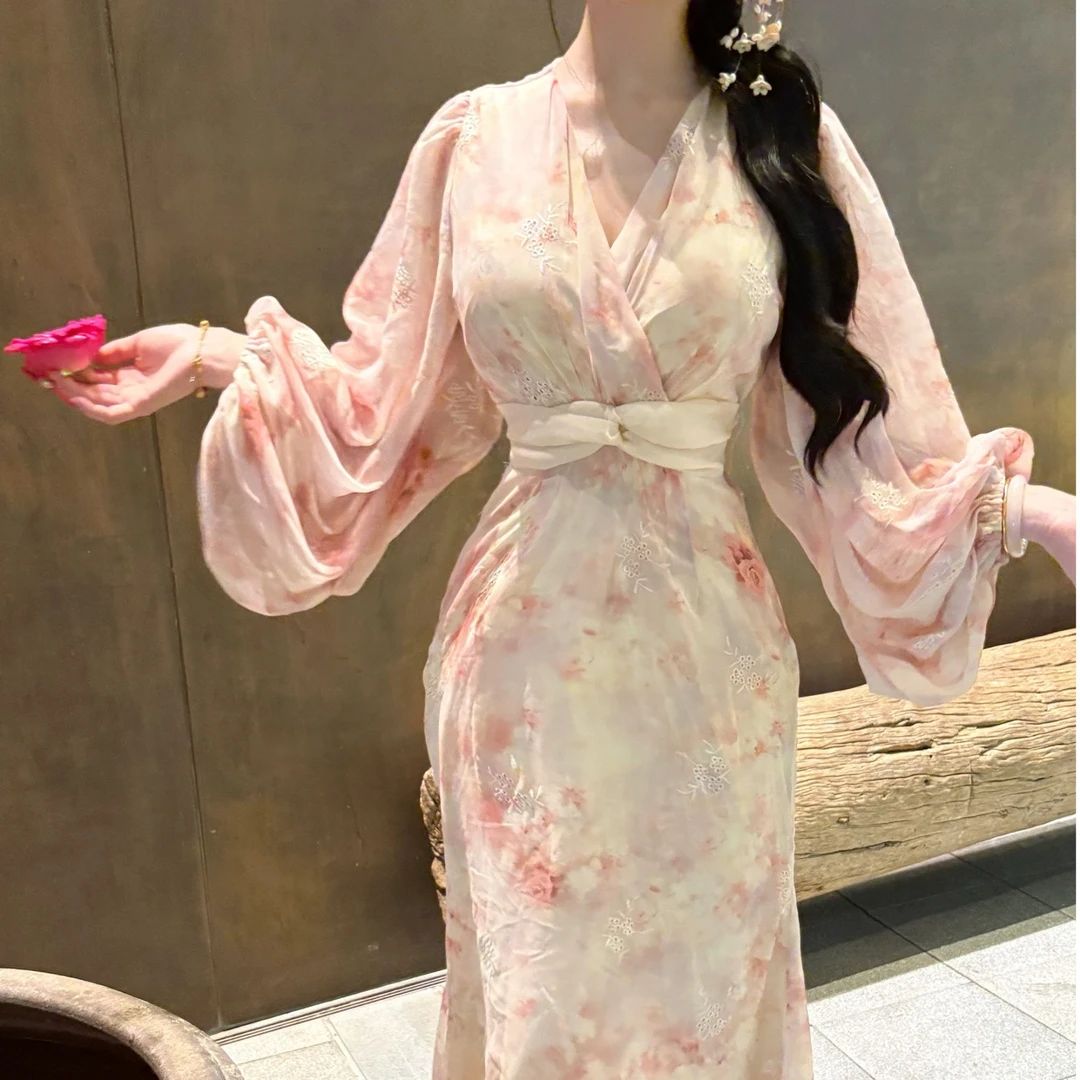 LHMknk1活动画报夫人原创自制喇叭袖刺绣连衣裙 粉香胭脂神明少女