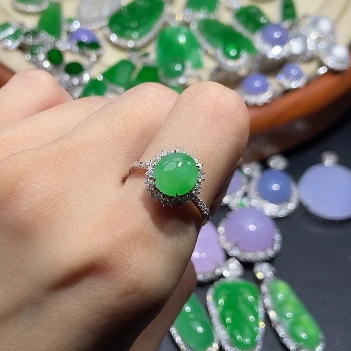 颈饰18K金镶嵌翡翠