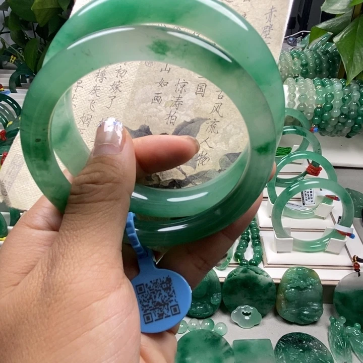 小***斧未镶嵌手镯石英质玉