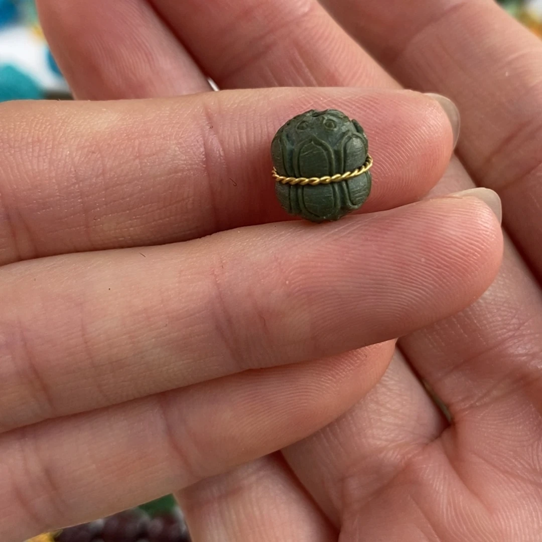 绿松石未镶嵌。油绿并蒂莲