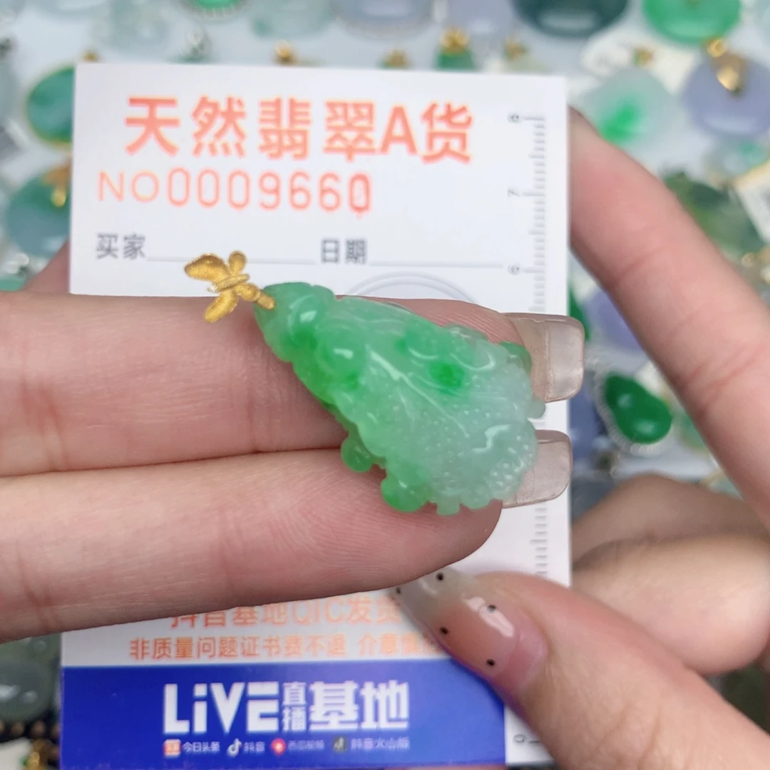 翡翠18K金镶嵌颈饰白菜