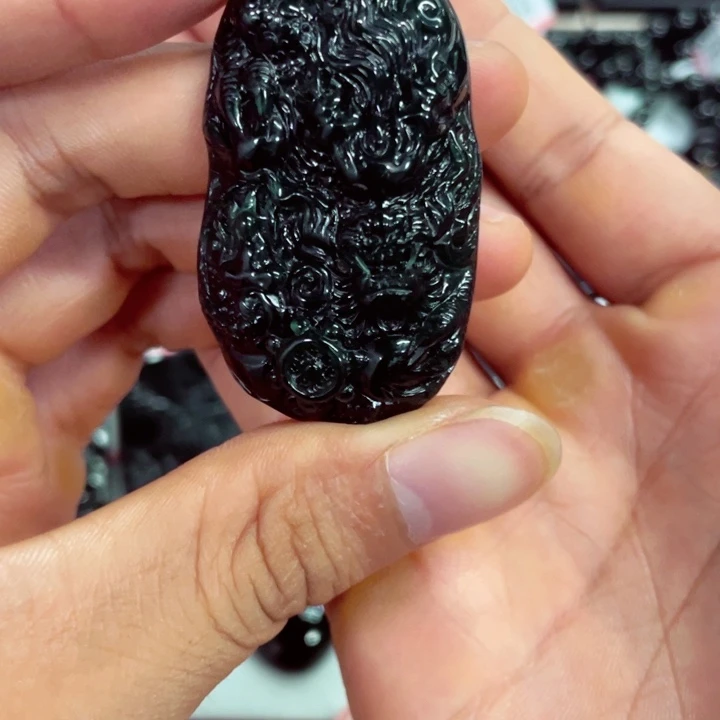 翡翠未镶嵌胸饰龙牌