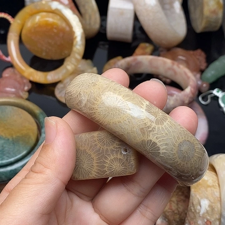 太***阳硅化玉未镶嵌颈饰