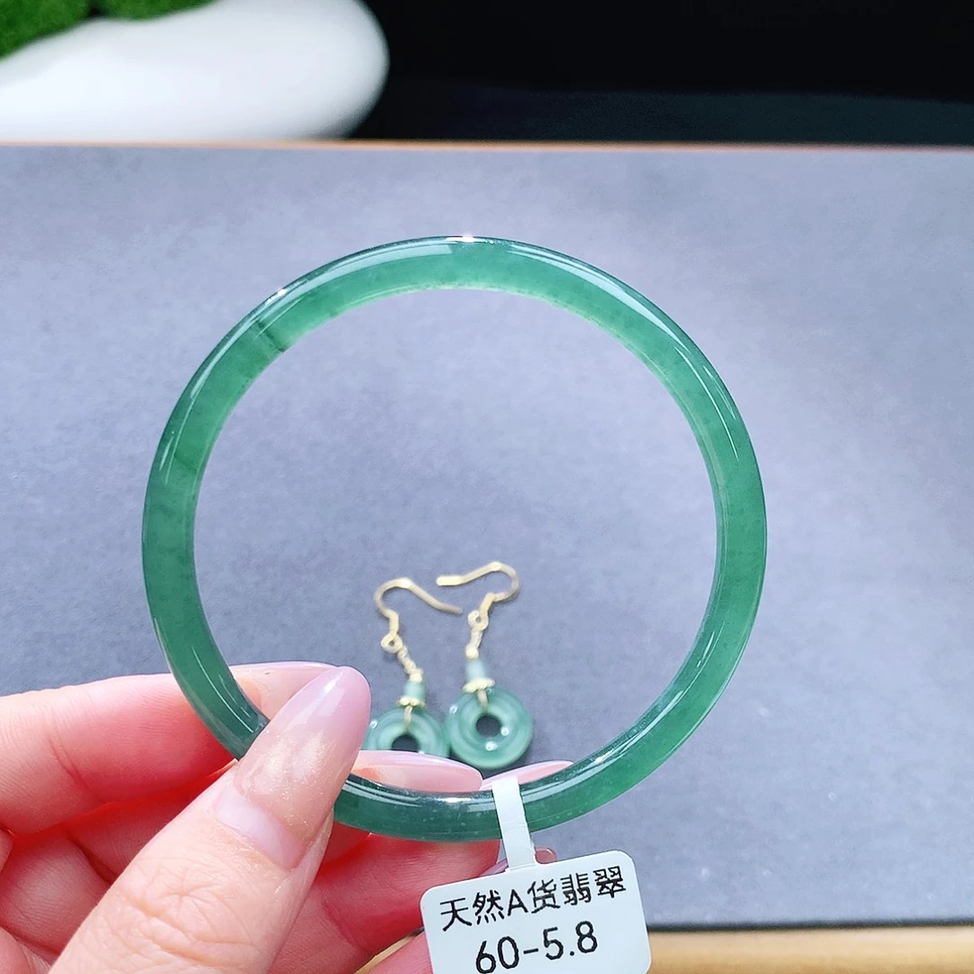 未镶嵌手镯（圆镯）翡翠