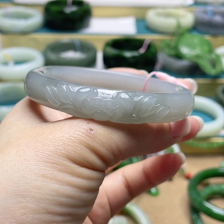 和田玉手镯58圈口。编号127未镶嵌