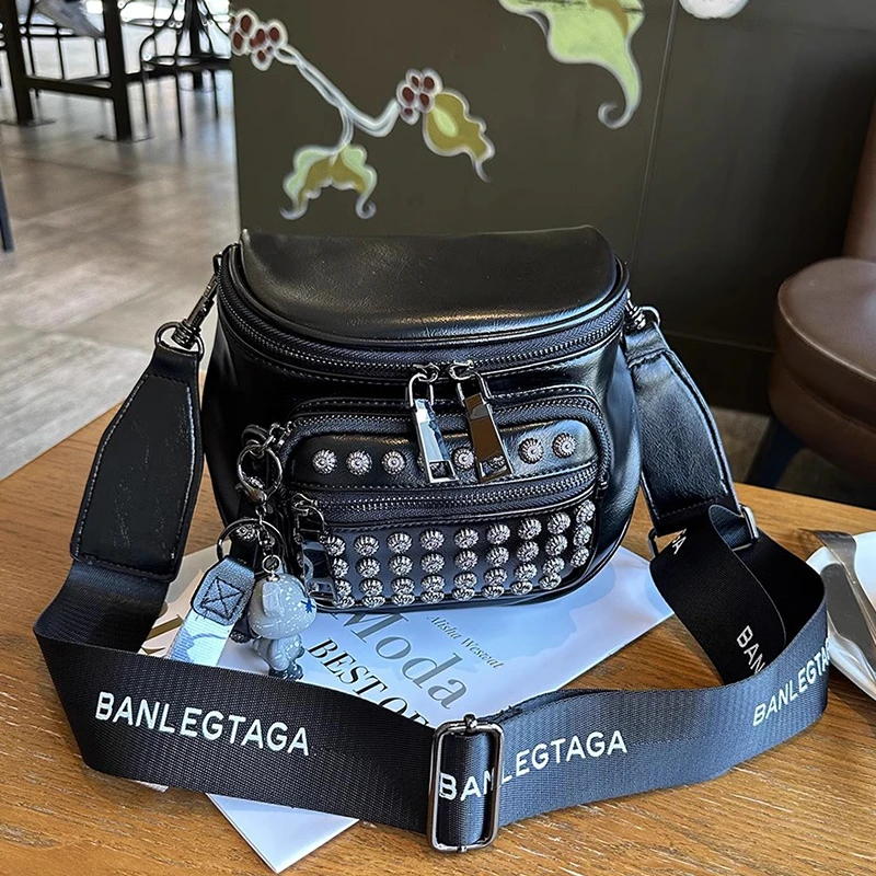 轻奢包包女2025新款铆钉马鞍包时尚单肩包潮女撞色宽肩带斜挎胸包