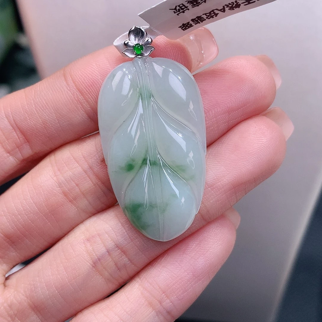 颈饰18K金镶嵌翡翠飘花的叶子