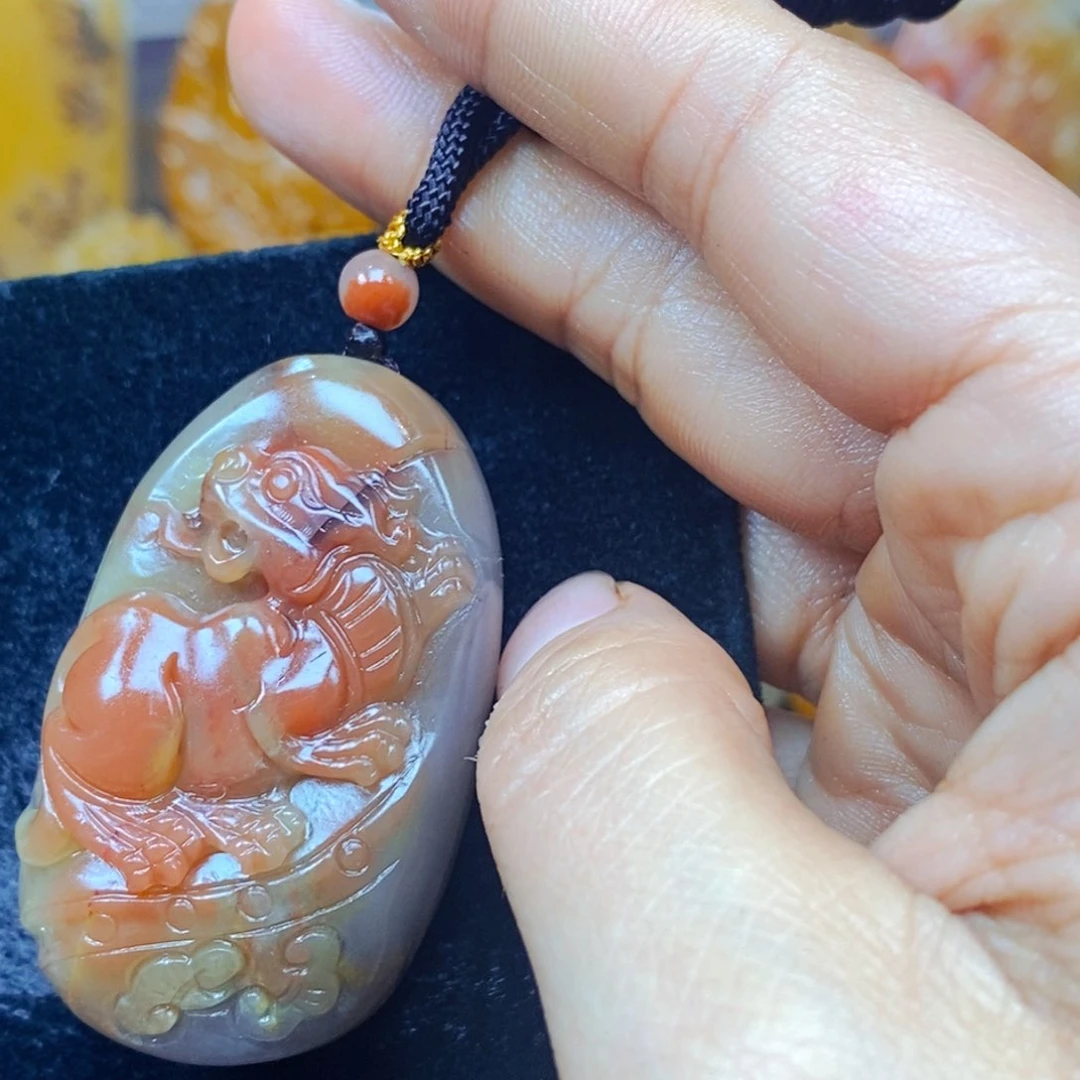 未镶嵌石英质玉（黄龙玉）颈饰