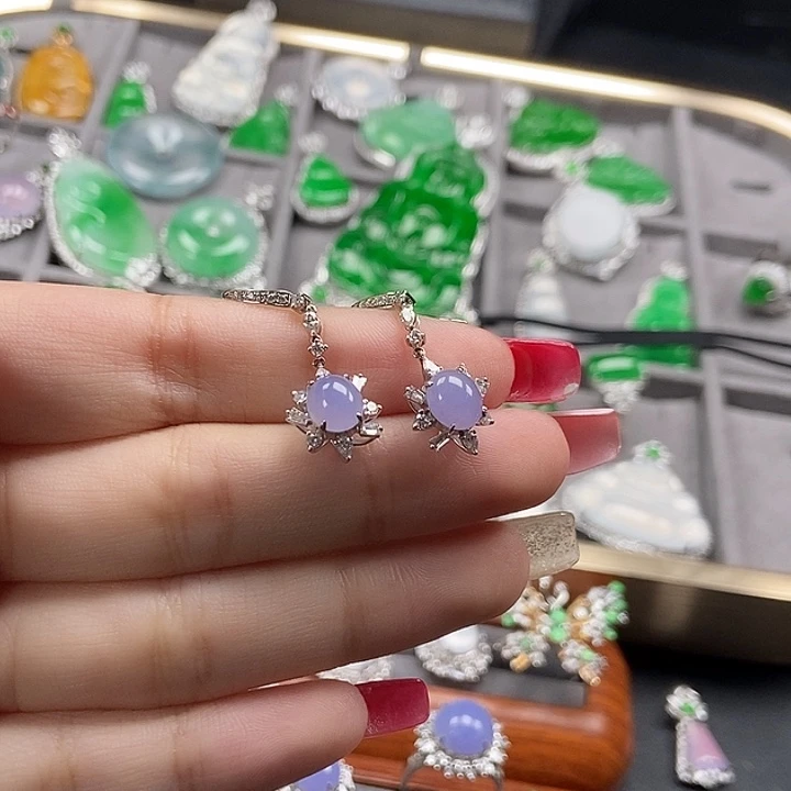 颈饰18K金镶嵌翡翠