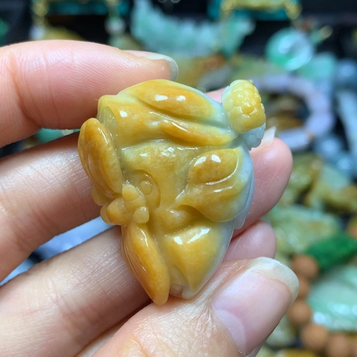 翡翠未镶嵌颈饰莲蓬