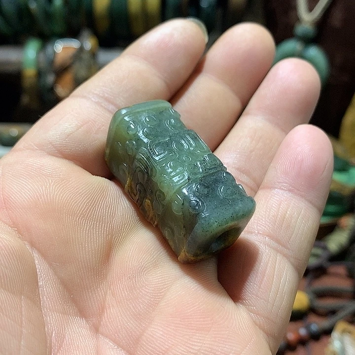 未镶嵌岫岩河磨玉（透闪石质玉）挂件