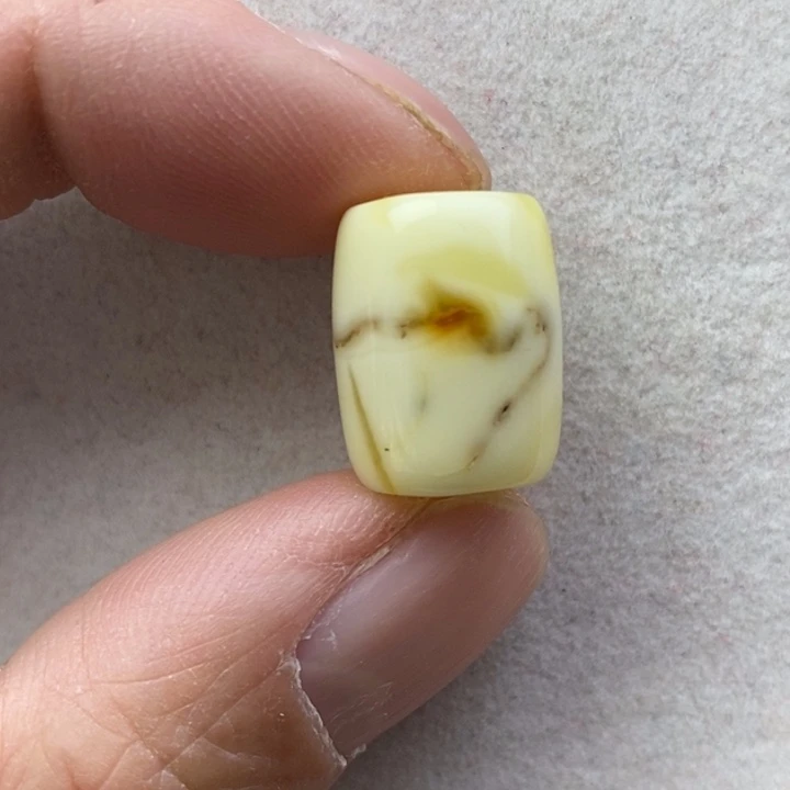 蜜蜡未镶嵌裸石瑕疵卡13