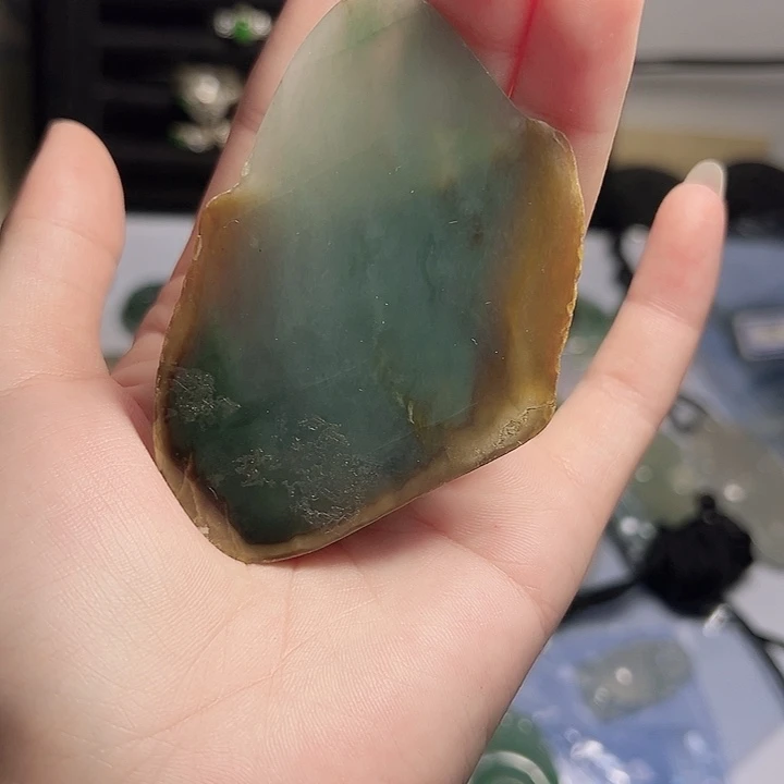 散珠翡翠带皮雕挂件