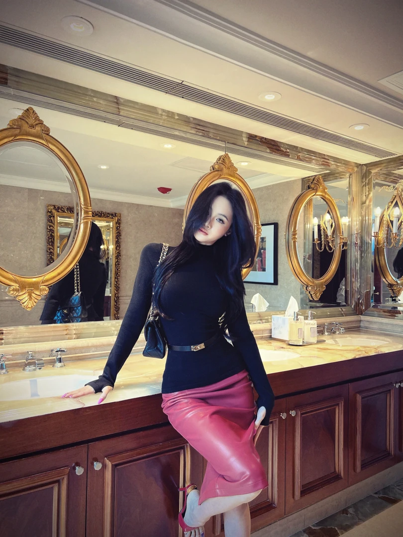 2026春季新款红色圣诞修身打底衫上衣+高腰薄绒双层皮裙两件套女