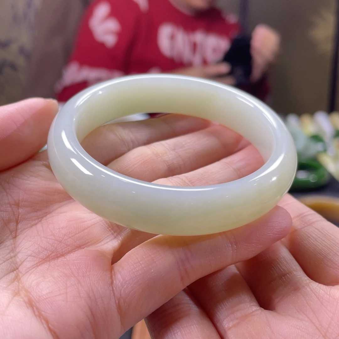 和田玉未镶嵌手镯52圈