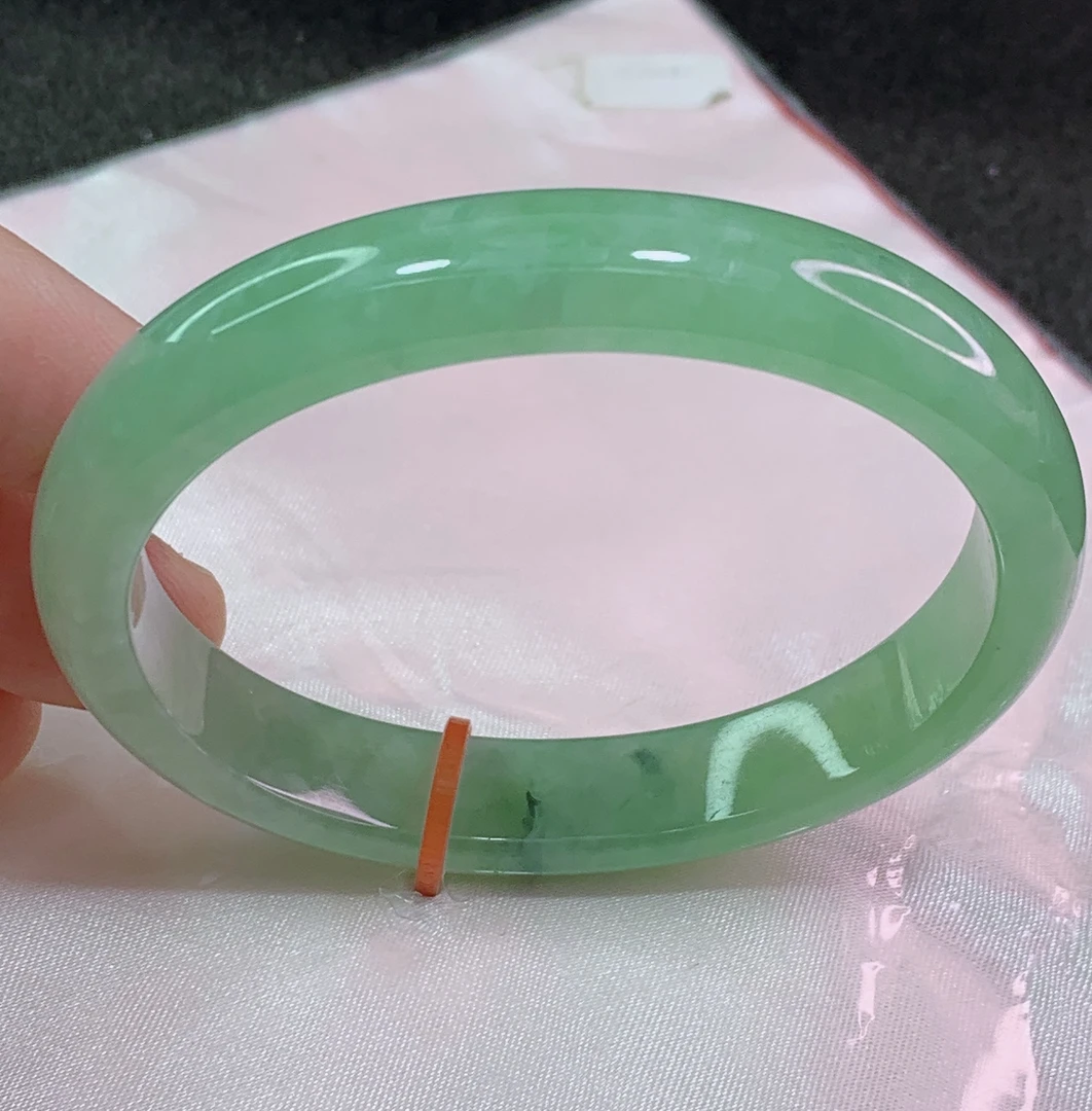 缅甸天然A货翡翠手镯冰透贵妃镯满绿56.3圈口女款绿色测量高冰