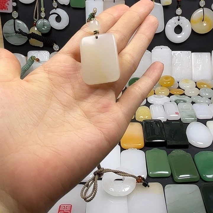 咿***姥颈饰未镶嵌石英质玉（金丝玉）