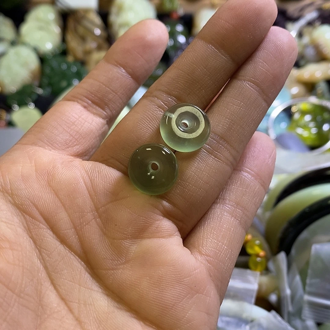 未镶嵌岫玉耳环一对