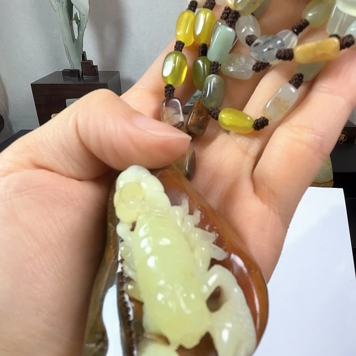 蛇纹石玉颈饰未镶嵌在***月