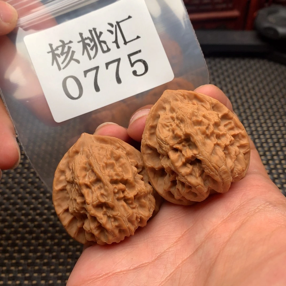 文玩核桃吊坠梨木台41