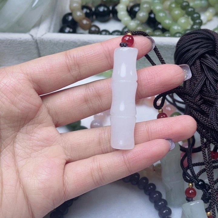 石英质玉未镶嵌颈饰