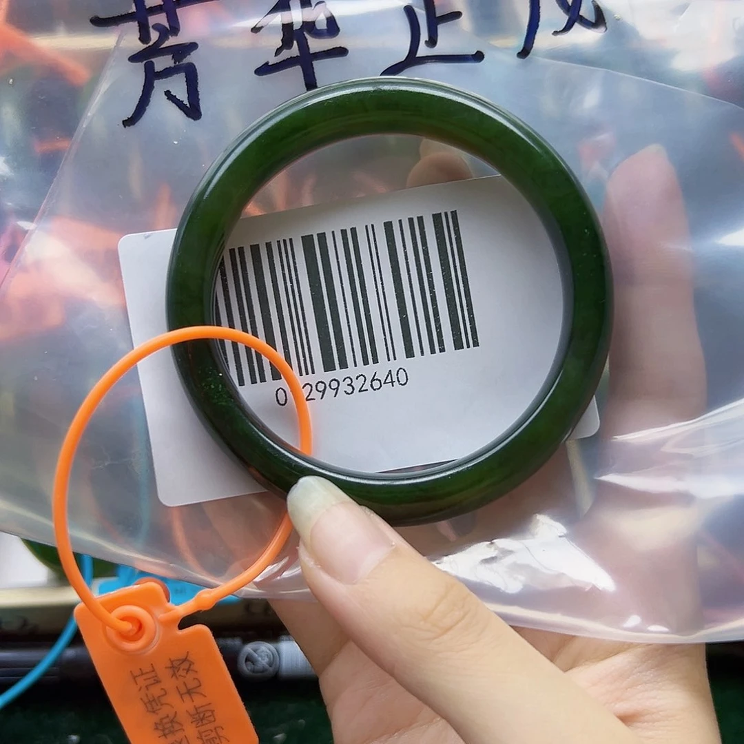 芳***茂和田玉手镯未镶嵌